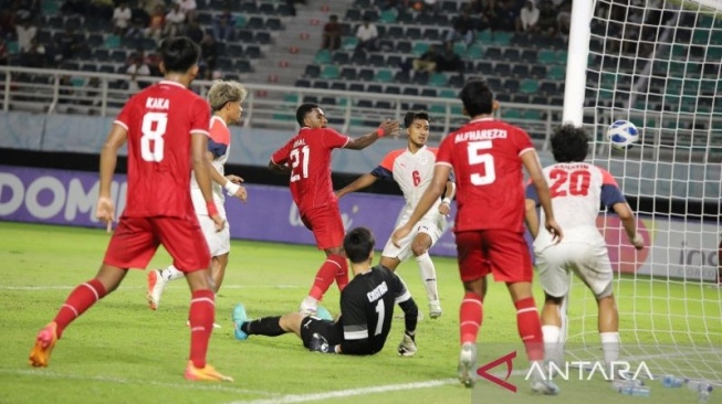 Pemain Timnas Indonesia U-19 Iqbal Gwijangge (ketiga kiri) membobol gawang Filipina dalam laga penyisihan grup A ASEAN U-19 Boys Championship di Stadion GBT Surabaya, Rabu (17/7/2024) malam. [ANTARA FOTO/Rizal Hanafi]