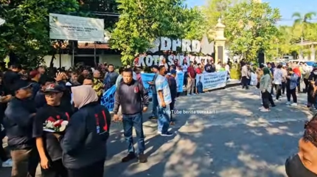 Suasana di depan Gedung DPRD Kota Solo sebelum Sidang Paripurna digelar dengan agenda pengunduran diri Gibran Rakabuming Raka dari kursi wali kota. [YouTube Berita Surakarta]