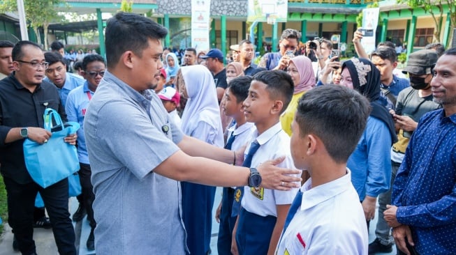 40 Ribu Seragam dan Perlengkapan Sekolah Dibagikan, Bobby: Semoga Meringankan Beban Orang Tua Murid