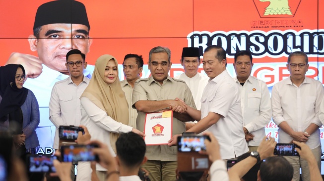 Partai Gerindra menyerahkan surat rekomendasi kepada Lalu Muhammad Iqbal dan Indah Dhamayanti Putri sebagai pasangan calon gubernur dan calon wakil gubernur Nusa Tenggara Barat (NTB).  (Foto dok. Gerindra)