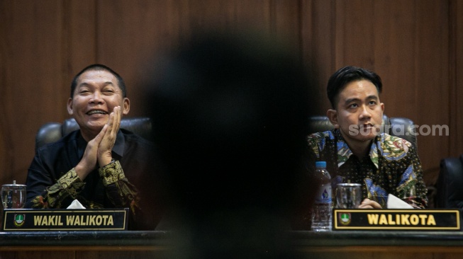 Wali Kota Solo Gibran Rakabuming Raka (kanan) bersama Wakil Wali Kota Solo Teguh Prakosa (kiri) mengikuti Rapat Paripurna di Gedung DPRD Solo, Jawa Tengah, Rabu (17/7/2024). [ANTARA FOTO/Mohammad Ayudha/rwa]