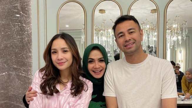 Potret Rieta Amilia, Raffi Ahmad, dan Nagita Slavina (Instagram/rieta_amilia)