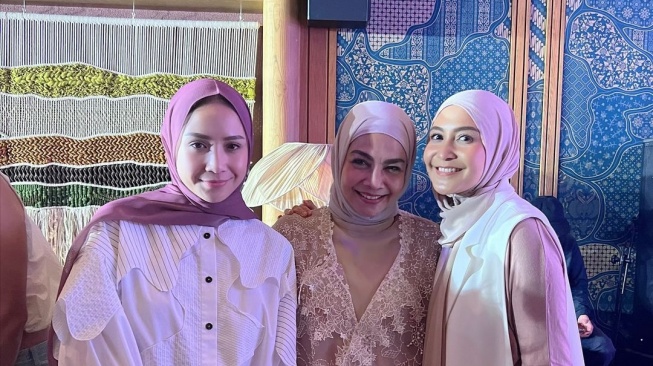 Potret acara launching produk skincare ibu Nagita Slavina, Rieta Amilia (Instagram/rieta_amilia)