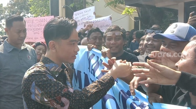 Ratusan warga dan relawan saat menyambut kedatangan Gibran Rakabuming Raka di Balai Kota Solo, Rabu (17/7/2024). [Suara.com/Ari Welianto]