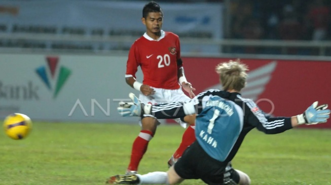 Striker Timnas Indonesia, Bambang Pamungkas berhadapan dengan penjaga gawang Bayern Munich Oliver Kahn dalam pertandingan persahabatan di stadion Gelora Bung Karno Jakarta, Rabu malam (21/5). Bayern Munchen memenangi pertandingan dengan skor 5-1. FOTO ANTARA/Prasetyo Utomo/hp/08.