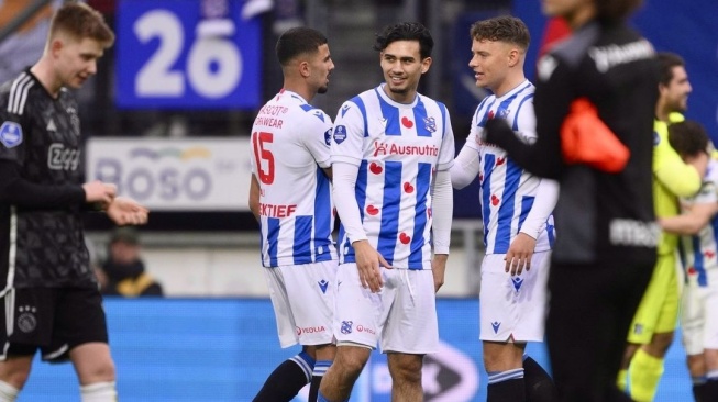 Pemain Timnas Indonesia, Nathan Tjoe-A-On (ketiga dari kiri) saat memperkuat SC Heerenveen. [Dok. Instagram/@nathantjeoaon]