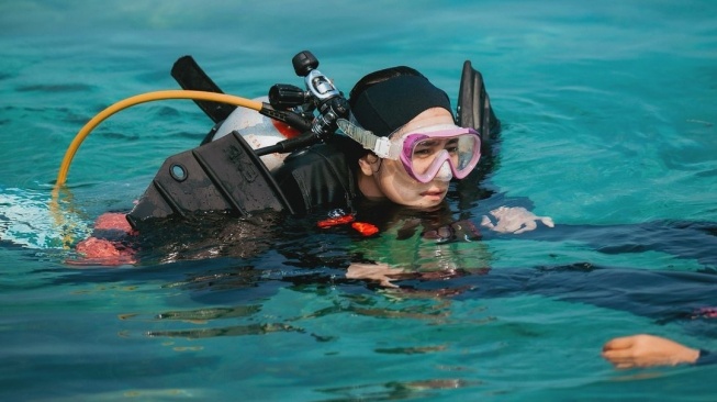 Prilly Latuconsina saat latihan rescue diver (Instagram/@prillylatuconsina96)