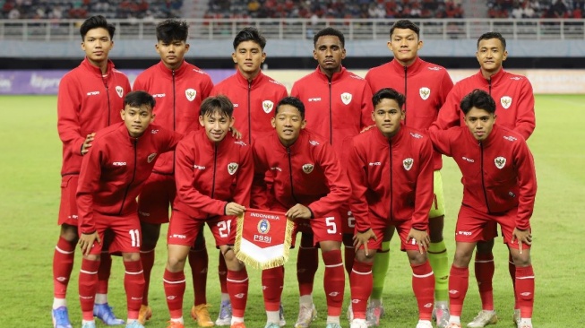 Timnas Indonesia berfoto bersama sebelum bertanding melawan Timnas Filipina pada penyisihan Grup A Piala ASEAN U-19 Boys Championship atau AFF U-19 di Stadion Gelora Bung Tomo, Surabaya, Jawa Timur, Rabu (17/7/2024). ANTARA FOTO/Rizal Hanafi/sgd/tom.