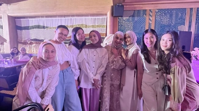 Potret acara launching produk skincare ibu Nagita Slavina, Rieta Amilia (Instagram/rieta_amilia)