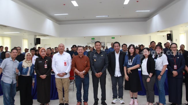 Pj Wali Kota Malang Wahyu Hidayat (tengah) foto bersama saat acara Roadshow Jatim Media Summit 2024 di Mini Block Office, Kota Malang, Jawa Timur, Rabu (17/7/2024). [Foto Dok. Suara.com]