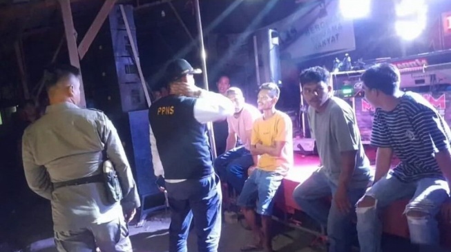 Tegas! Satpol PP Padang Bubarkan Acara Live Music Larut Malam