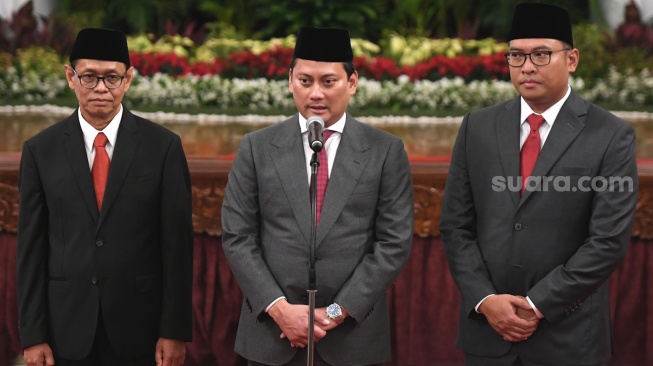 Wakil Menteri Keuangan Thomas Djiwandono (tengah) bersama Wakil Menteri Pertanian Sudaryono (kanan) dan Wakil Menteri Investasi Yuliot Tanjung (kiri) memberikan keterangan usai dilantik oleh Presiden Joko Widodo di Istana Negara, Jakarta, Kamis (18/7/2024). [ANTARA FOTO/Hafidz Mubarak A/aww]