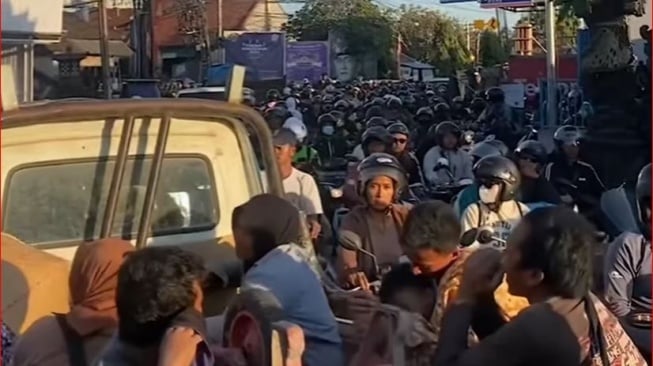 Hibur Diri Saat Terjebak Macet, Para Pengendara di Pererenan Adu Klakson