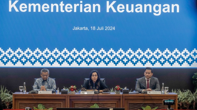 dari kiri ke kanan : Wakil Menteri Keuangan I Suahasil Nazara, Menteri Keuangan Sri Mulyani dan Wakil Menteri Keuangan II Thomas Djiwandono saat konferensi pers di Gedung Kementerian Keuangan di Jakarta, Kamis (18/7/2024). [Suara.com/Alfian Winanto]