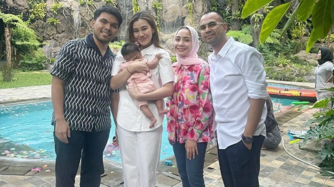 Raffi Ahmad, Nagita Slavina, Thariq Halilintar, dan Aaliyah Massaid. (Instagram/raffinagita1717)