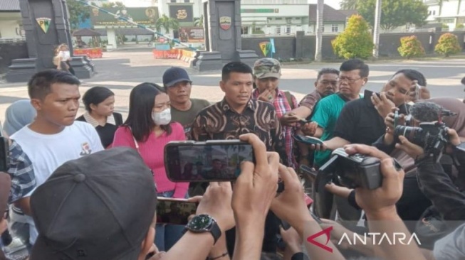 Keluarga korban wartawan Rico Sempurna Pasaribu memberikan keterangan setelah melapor ke Polisi Militer Kodam I/Bukit Barisan (Pomdam I/BB) di Medan, Sumatera Utara, Kamis (18/7/2024). (ANTARA/ M. Sahbainy Nasution)