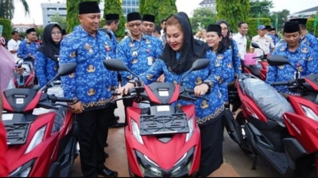 Wali Kota Semarang, Hevearita Gunaryanti Bagi-bagi Sebanyak 177 Motor ke Lurah. (Foto: IG/memomedsos)