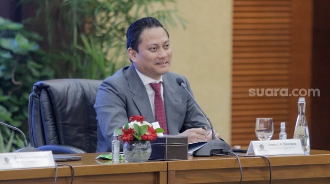 Wakil Menteri Keuangan II, Thomas Djiwandono saat konferensi pers di Gedung Kementerian Keuangan di Jakarta, Kamis (18/7/2024). [Suara.com/Alfian Winanto]