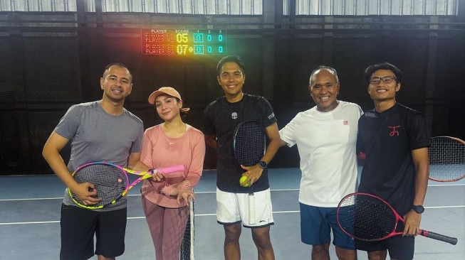 Potret Nagita Slavina dan Raffi Ahmad bersana pelatih dan atlet tenis (Instagram/raffinagita1717)