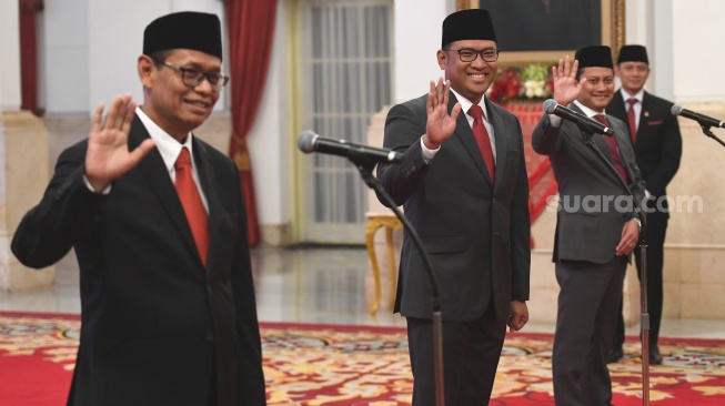 Thomas Djiwandono (kanan), Sudaryono (kanan) dan Yuliot Tanjung (kiri) melambaikan tangan saat bersiap untuk dilantik menjadi wakil menteri oleh Presiden Joko Widodo di Istana Negara, Jakarta, Kamis (18/7/2024). [ANTARA FOTO/Hafidz Mubarak A/aww]