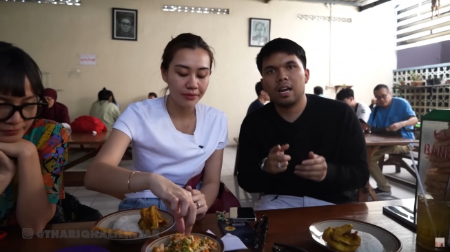 Potret Aaliyah Massaid, Thariq Halilintar, dan tim makan di Warung Ayam Kampung Goreng Mbah Karto (YouTube/Thariq Halilintar)