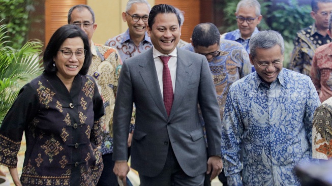 dari kiri ke kanan : Menteri Keuangan Sri Mulyani, Wakil Menteri Keuangan II Thomas Djiwandono dan Wakil Menteri Keuangan I Suahasil Nazara jalan berdampingan saat konferensi pers di Gedung Kementerian Keuangan di Jakarta, Kamis (18/7/2024). [Suara.com/Alfian Winanto]