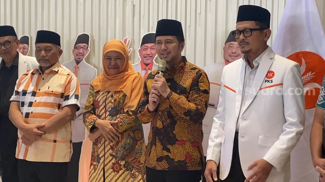 Bakal calon gubernur dan calon wakil gubernur di Pilgub Jatim, Khofifah Indar Parawansa dan Emil Dardak di kantor DPP PKS, Kamis (18/7/2024). (Suara.com/Bagas)