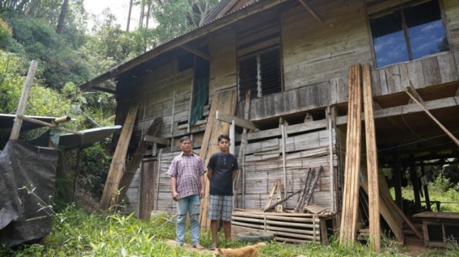 Tangis Bahagia Petani Singkong Asal Toraja, Anaknya Diterima Kuliah Gratis di UGM