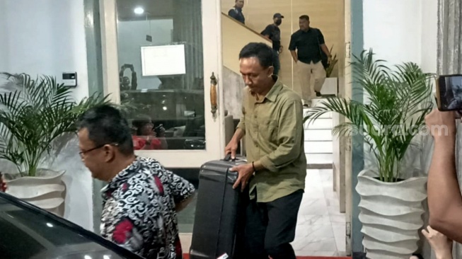 Petugas KPK membawa barang bukti seusai menggeledah Kantor Wali Kota Semarang Hevearita Gunaryanti Rahayu, Rabu (17/7/2024).(Suara.com/Sigit AF)