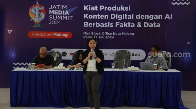 Country Manager International Media Support Eva Danayanti memberikan pemaparan saat acara Roadshow Jatim Media Summit 2024 di Mini Block Office, Kota Malang, Jawa Timur, Rabu (17/7/2024). [Foto Dok. Suara.com]