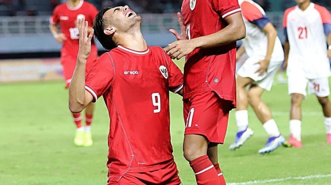 Striker Timnas Indonesia U-19, Jens Raven melakukan selebrasi gol bersama rekan-rekannya dalam laga perdana Grup A Piala AFF U-19 2024 kontra Filipina di Stadion Gelora Bung Tomo (GBT), Surabaya, Jawa Timur, Rabu (17/7/2024) malam WIB. [Dok. Instagram/@jensraven9]