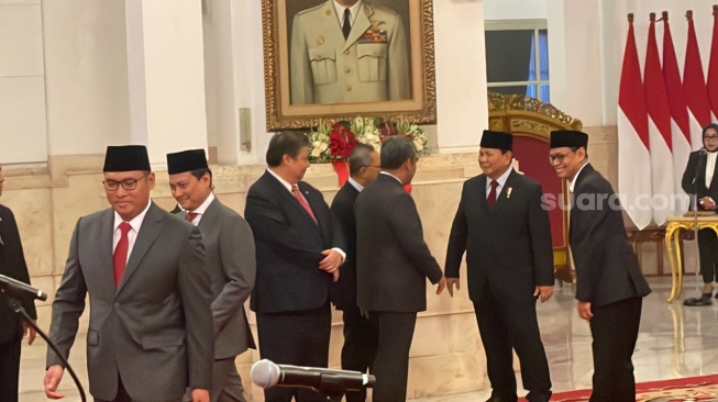 Prabowo Subianto berbicara dengan keponakannya Thomas Djiwandono usai dilantik wakil menteri. . (Suara.com/Novian)