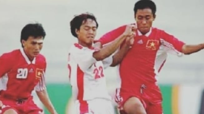 Legenda: Gendut Doni Christiawan (tengah), Bomber Ganas Timnas Indonesia di Piala AFF [Instagram/Garuda_memori]