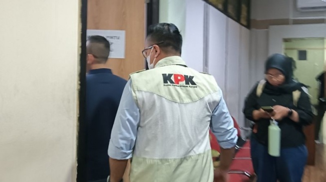 Tim penyidik Komisi Pemberantasan Korupsi (KPK) memasuki ruangan di Kantor Dinas Perumahan dan Kawasan Permukiman (Disperkim) Kota Semarang, Kamis (18/7/2024). (ANTARA/Zuhdiar Laeis)