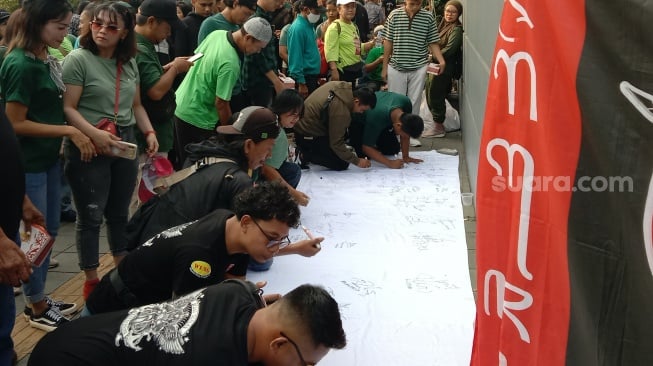 Tanda Tangan di Kain 10 Meter, Bukti Ratusan Warga Solo Dukung KGPAA Mangkunegara X Maju Wali Kota