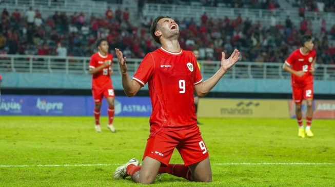 Striker Timnas Indonesia U-19, Jens Raven melakukan selebrasi gol bersama rekan-rekannya dalam laga perdana Grup A Piala AFF U-19 2024 kontra Filipina di Stadion Gelora Bung Tomo (GBT), Surabaya, Jawa Timur, Rabu (17/7/2024) malam WIB. [Dok. Instagram/@jensraven9]