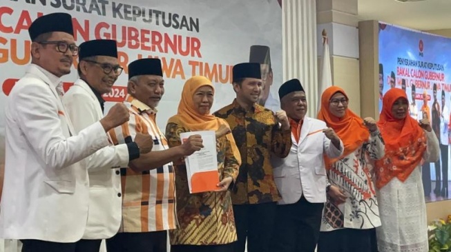 PKS resmi memberikan rekomendasi kepada Khofifah Indar Parawansa dan Emil Dardak untuk maju Pilkada Jawa Timur (Jatim) 2024. SK rekomendasi diberikan di Kantor DPP PKS, Jaksel, Kamis (18/7/2024). [Suara.com/Bagaskara Isdiansyah]