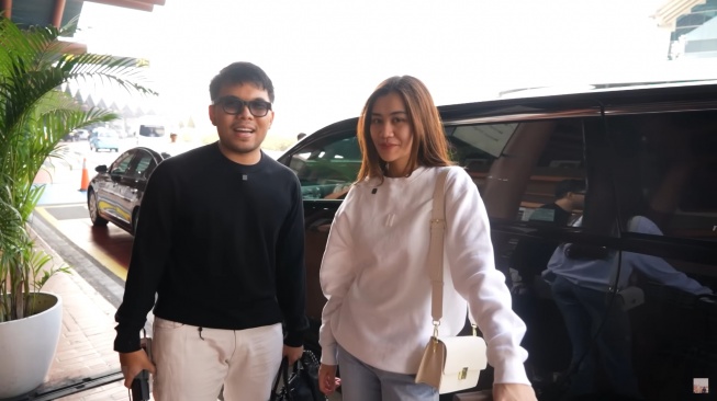 Potret Aaliyah Massaid dan Thariq Halilintar di bandara hendak terbang ke Solo untuk foto prewedding(YouTube/Thariq Halilintar)