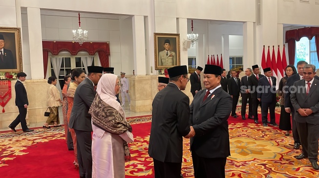 Prabowo Subianto berbicara dengan keponakannya Thomas Djiwandono usai dilantik wakil menteri. . (Suara.com/Novian)