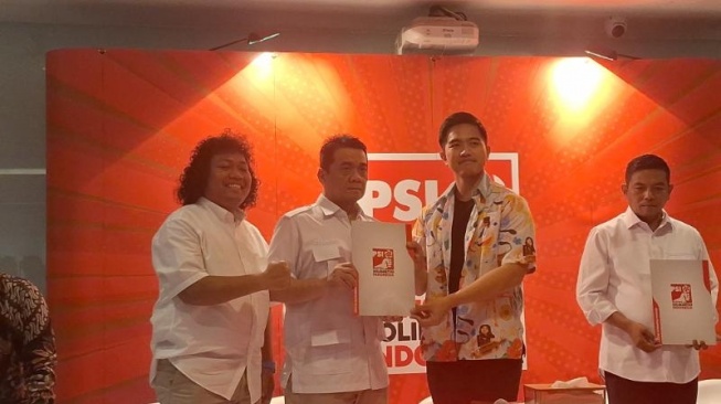 Resmi! Kaesang Serahkan Rekomendasi PSI untuk Riza-Marshel di Pilwalkot Tangsel