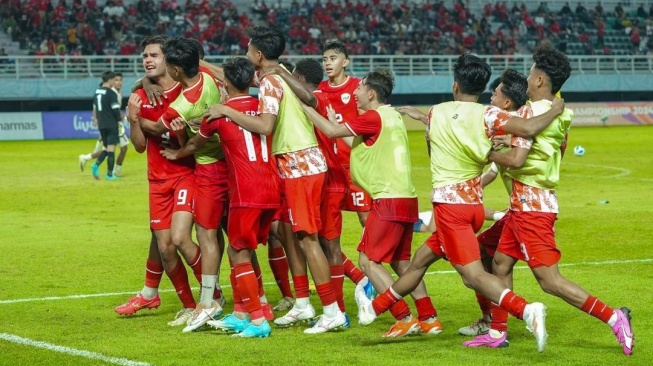 Striker Timnas Indonesia U-19, Jens Raven melakukan selebrasi gol bersama rekan-rekannya dalam laga perdana Grup A Piala AFF U-19 2024 kontra Filipina di Stadion Gelora Bung Tomo (GBT), Surabaya, Jawa Timur, Rabu (17/7/2024) malam WIB. [Dok. Instagram/@jensraven9]