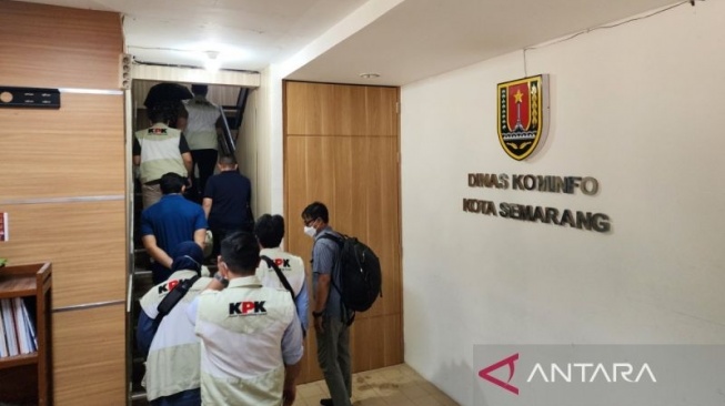 Penyidikan Merembet ke Kominfo Kota Semarang, Kepala Dinas Sampai Digiring Petugas KPK