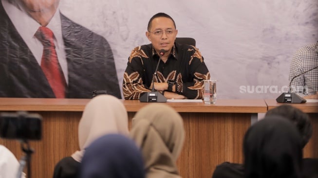 Anggota tim Gugus Tugas Sinkronisasi Prabowo-Gibran, Hasan Nasbi memberikan pernyataan saat menggelar konferensi pers di Media Center TKN Prabowo-Gibran, Jakarta, Jumat (19/7/2024). [Suara.com/Alfian Winanto]