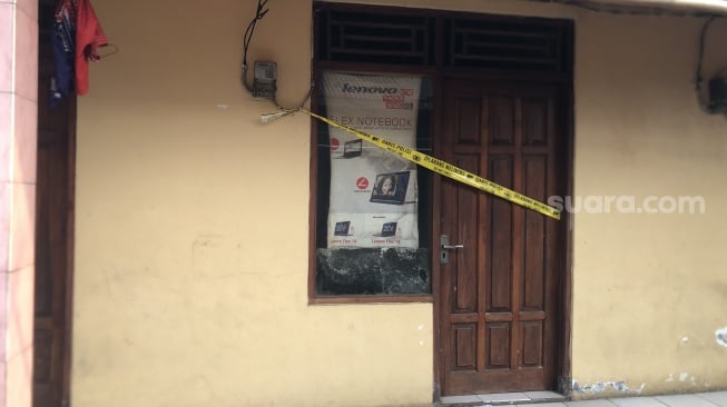 Petugas kebersihan TPST Bantargebang bernama Waryanto (51), ditemukan tewas mengapung di saluran saluran penampungan air kantor TPST Bantargebang, Kota Bekasi, Rabu (17/7/2024) [Suara.com/Mae Harsa]