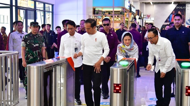 Presiden Jokowi dan Ibu Negara Iriana saat menaiki Kereta Cepat Jakarta-Bandung (KCJB) Whoosh. (Foto: Vico - Biro Pers Sekretariat Presiden). 