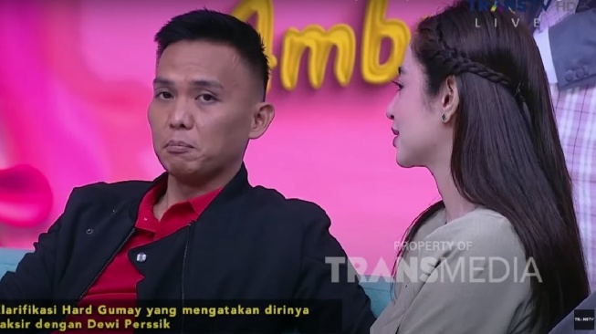 Dewi Perssik salah tingkah ditembak Hard Gumay di acara TV (YouTube/TRANS TV Offiial)