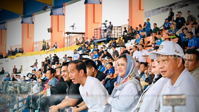 Presiden Jokowi bareng sang istri Iriana saat menyaksikan laga perdana pembukaan turnamen sepak bola Piala Presiden 2024 di Stadion Si Jalak Harupat, Kabupaten Bandung. (Foto: Laily Rachev - Biro Pers Sekretariat Presiden). 