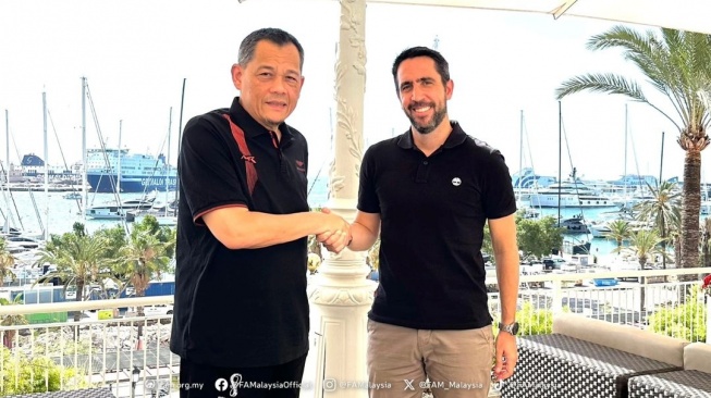 Presiden Federasi Sepak Bola Malaysia (FAM), Datuk Haji Hamidin Bin Haji Mohd Amin bersama pelatih interim Timnas Malaysia, Pau Marti Vicente. [Dok. Instagram/@famalaysia]