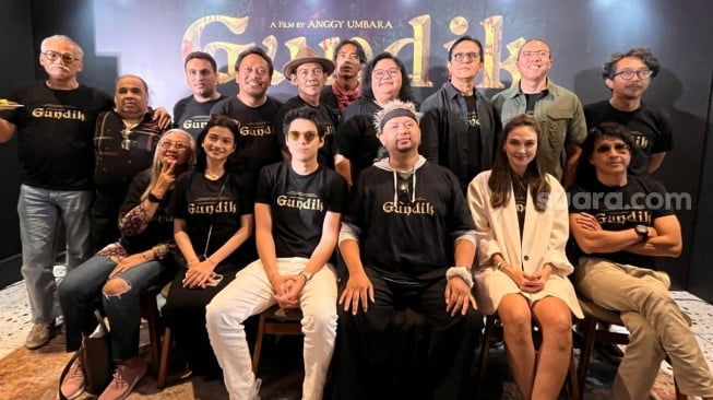 Ratu Sofya, Maxime Bouttier, Anggy Umbara hingga Luna Maya dalam konferensi pers film Gundik di Manggarai, Jakarta Selatan pada Kamis (18/7/2024). [Suara.com/Rena Pangesti]