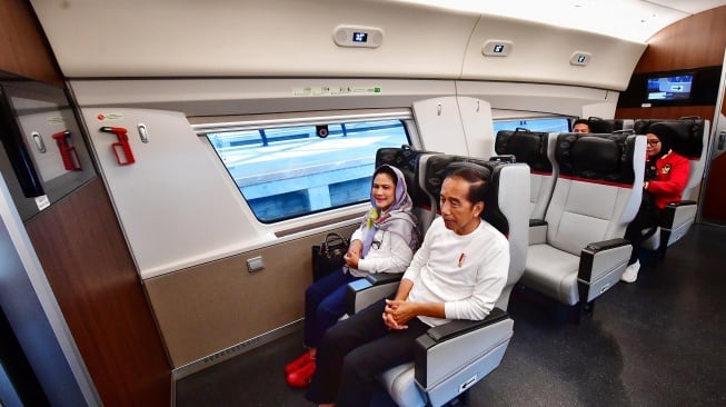 Presiden Jokowi dan Ibu Negara Iriana saat menaiki Kereta Cepat Jakarta-Bandung (KCJB) Whoosh. (Foto: Vico - Biro Pers Sekretariat Presiden). 